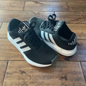 Adidas women’s tennis shoes sz 8.5 black